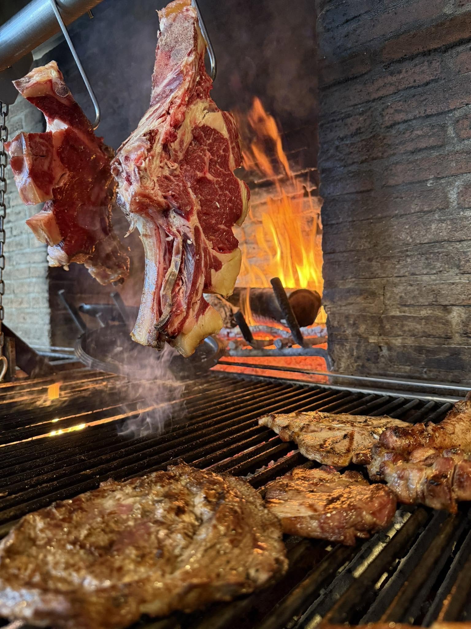 Tagli di carne davanti alla fiamma del camino