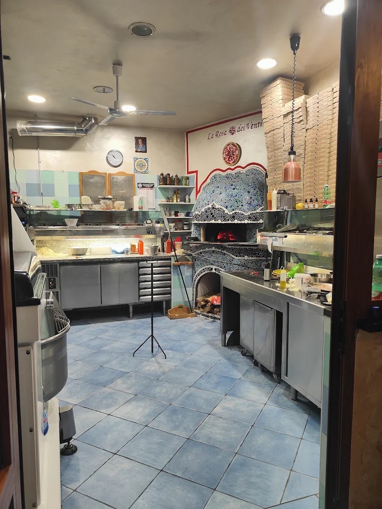 Il forno a legna con la cupola a mosaico