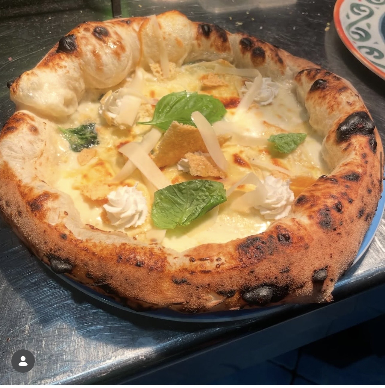Pizza bianca con crema di formaggi e basilico
