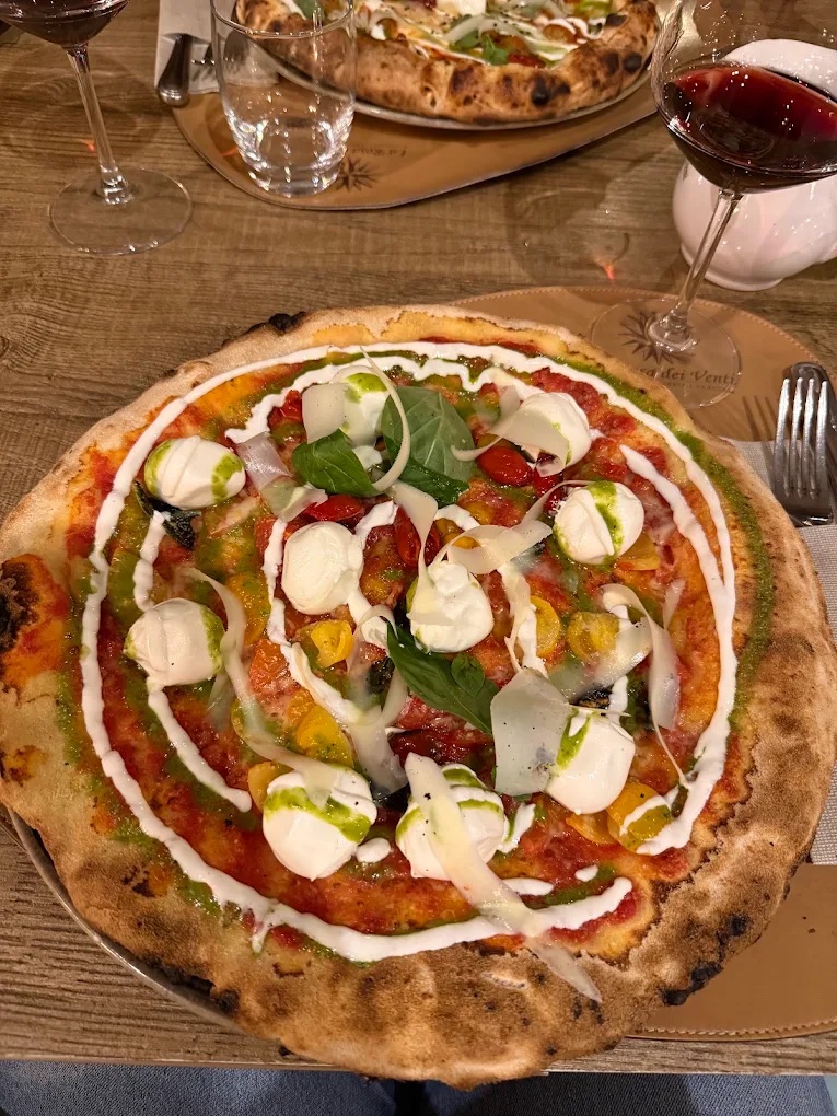 Pizza con bocconcini di bufala e pomodorini