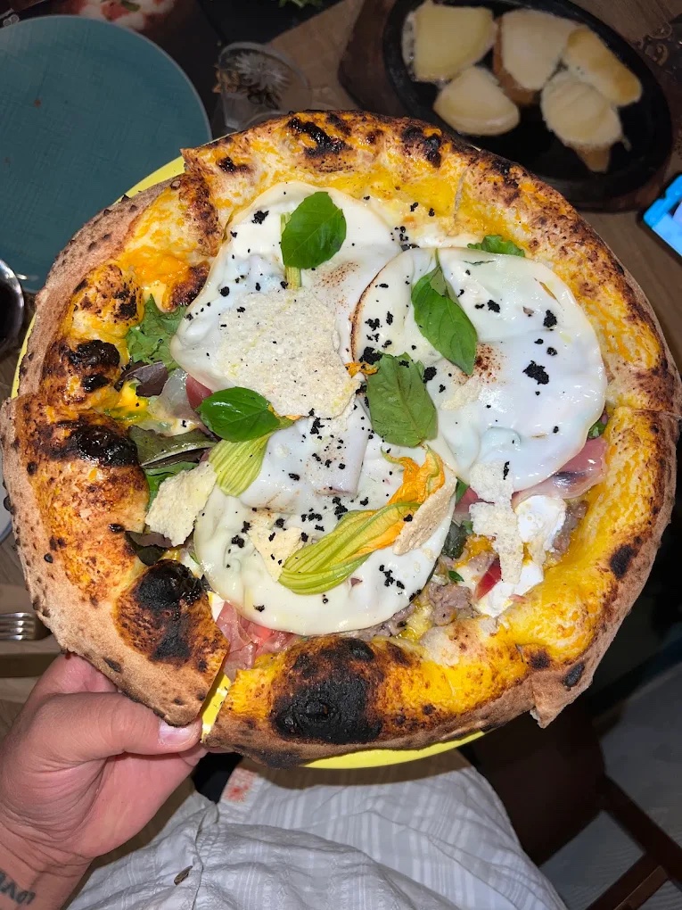 Pizza gourmet con fiori di zucca