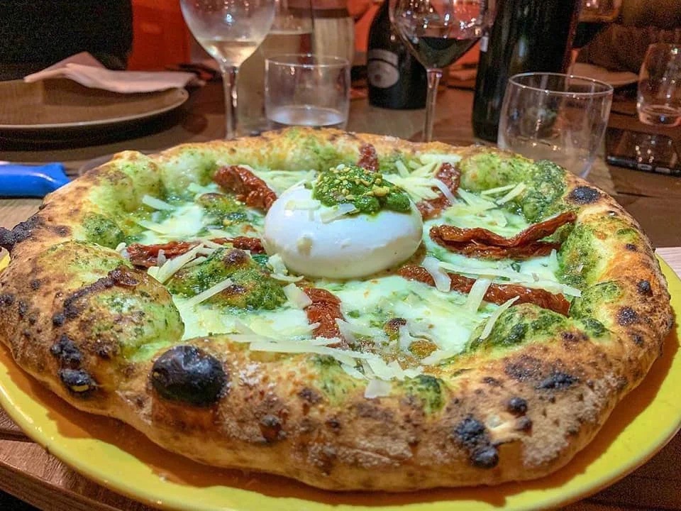 Pizza con pesto, burrata e pomodori secchi