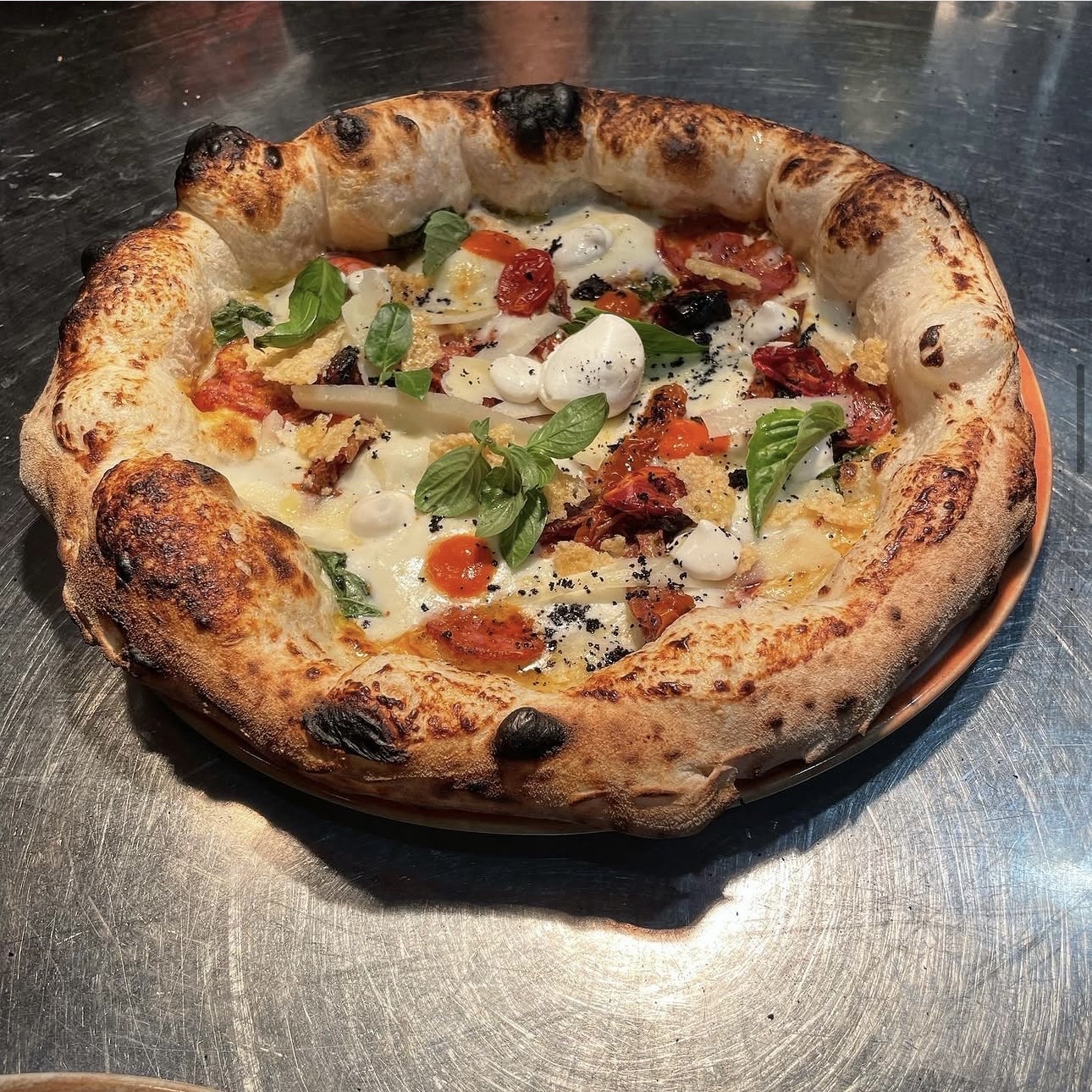 Pizza napoletana con pomodorini e basilico