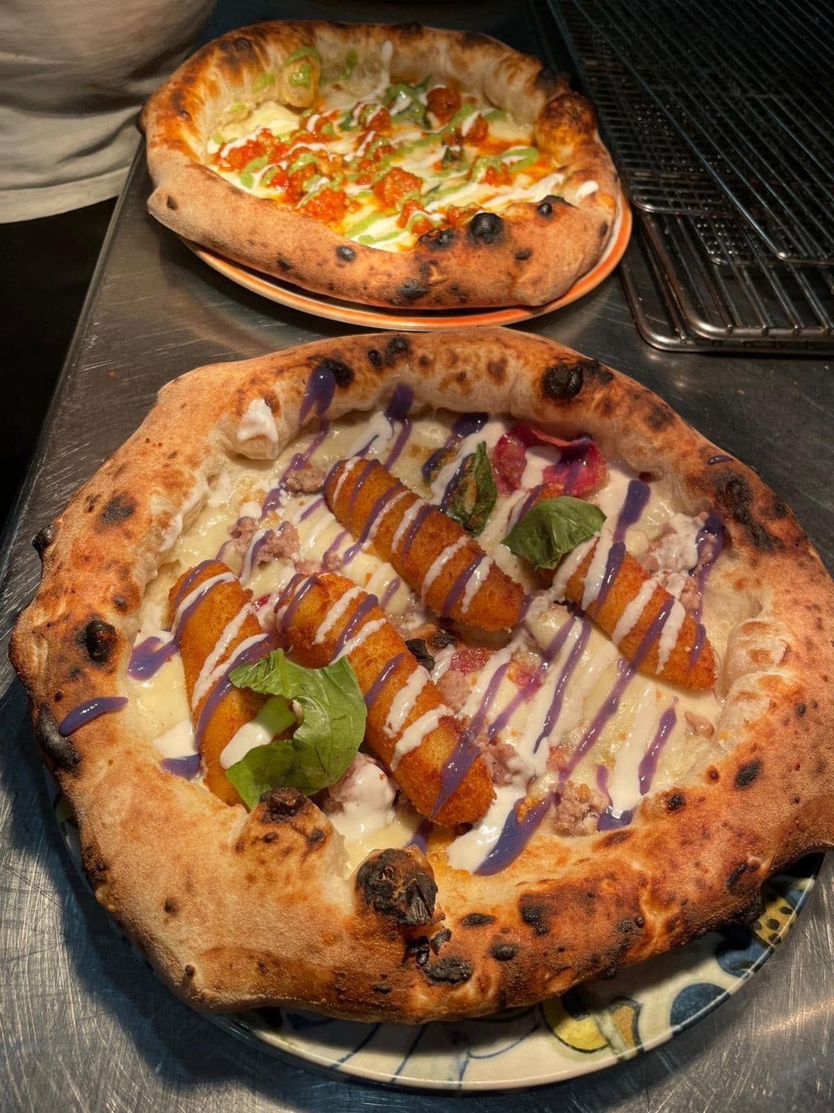 Due pizze gourmet appena sfornate