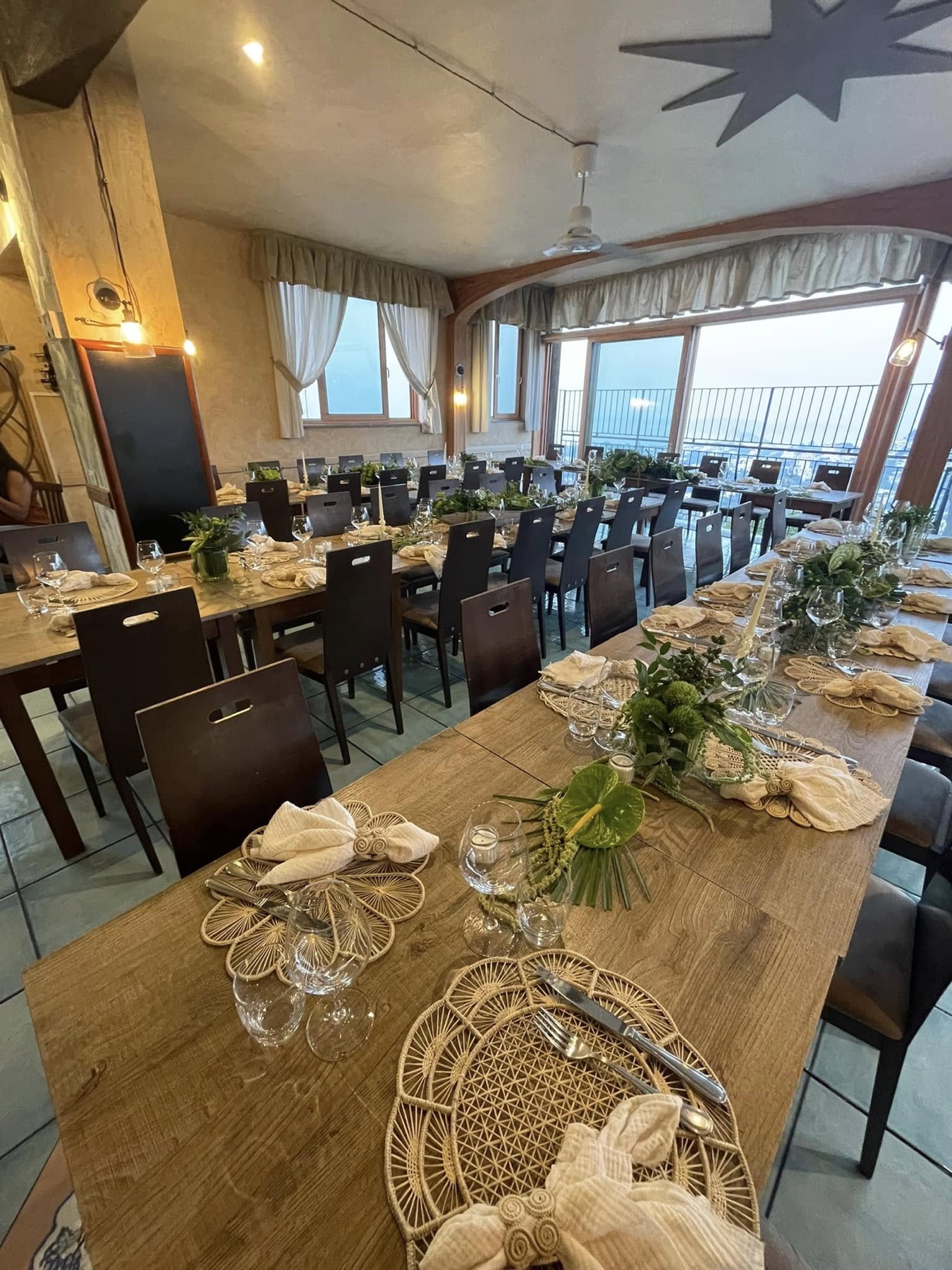 La sala apparecchiata per una cerimonia, con vista dalle finestre
