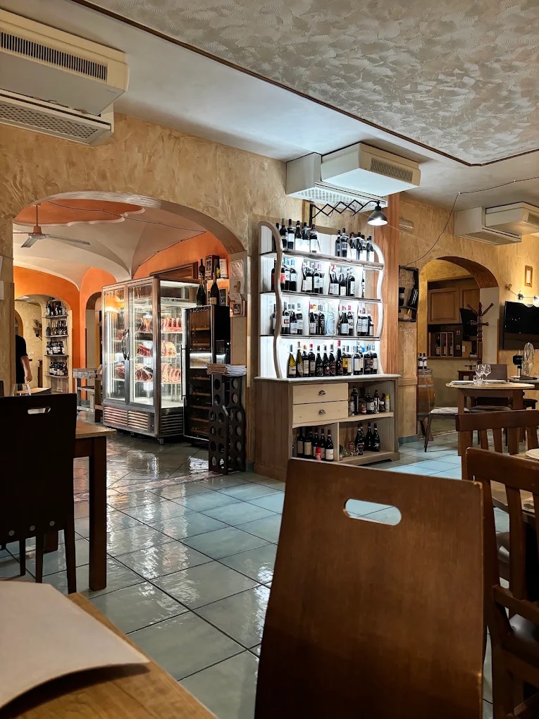 La sala del ristorante con archi e cantina a vista