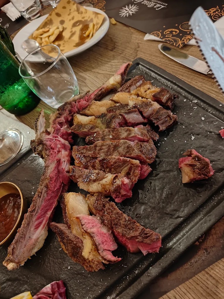 Costata tagliata sul tagliere di ardesia